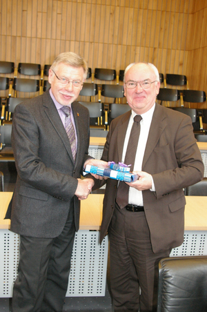 Landrat Konrad Püning dankte Michael Vornweg (rechts) mit einem kleinen Präsent.