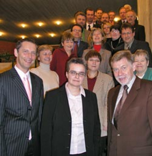 Unter der Leitung von Landrat Konrad Püning (vorne r.) tagten die Mitglieder der Arbeitsmarktkonferenz im Kreishaus Coesfeld. Sie wählten im Konsens die Maßnahmeträger aus, die ab März den Langzeitarbeitslosen die berufliche Wiedereingliederung ermö