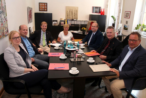 Abteilungsleiterin Maren Lütkebohmert, Abteilungsleiter Daniel Alfschnieder (beide Stadt Dülmen), Landrat Dr. Christian Schulze Pellengahr, Bürgermeisterin Lisa Stremlau, Beigeordneter Christoph Noelke, Sozialdezernent Detlef Schütt und Abteilungsleit