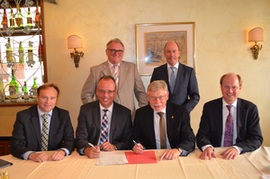 Dr. Kai Zwicker (Landrat des Kreises Borken), Joachim Fahnemann (Vorsitzender der Geschäftsführung der Agentur für Arbeit Ahlen-Münster), Hans-Gerhard Gajewski, (Geschäftsführer der Agentur für Arbeit Rheine; stehend), Konrad Püning (Landrat des K