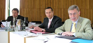 Landrat Konrad Püning (r.) leitete die zweite Arbeitsmarktkonferenz. Neben Fachbereichsleiter Detlef Schütt (M.) und Abteilungsleiter "Zentrum für Arbeit" Thomas Bleiker (l.) berieten auch Vertreter der Städte und Gemeinden sowie des lokalen Arbeitsma