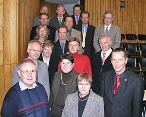 Der Arbeitsmarktkonferenz gehören Vertreter der kreisangehörigen Städte und Gemeinden, der im Kreistag vertretenen Fraktionen, der Gewerkschaften, der Verbände und Maßnahmeträger, der Industrie- und Handelskammer, der Kreishandwerkerschaft, der Agen